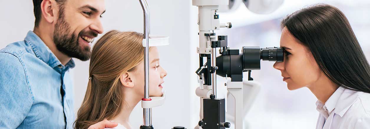 Când este indicat un prim consult oftalmologic?